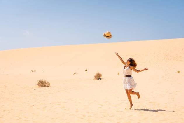 Creative Highlights Symbolbilder Ein Tourist, der in den Dünen des Naturparks Corralejo auf Fuerteventura, Kanarische Inseln, fröhlich seinen Hut lüftet. Spanien *** a Tourist, the in the Dunes of Nature parks Corralejo at Fuerteventura, Canary Islands Islands, cheerfully its Hat ventilates Spain Copyright: imageBROKER/UnaixHuizi ibxuhu09729863.jpg ,model released, Symbolfoto ,property released