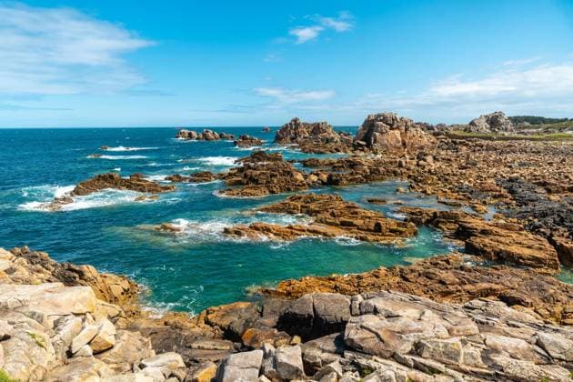 Creative Highlights World Die schöne Küstenlinie bei Ebbe von Le Gouffre de Plougrescant, Cote de Granit Rose, Cotes d Armor, Bretagne, Frankreich, Europa *** the Beauty Coastline at Low tide from Le Gouffre de Plougrescant, Cote de Granite Rose, Cotes D Armor, Brittany, France, Europe Copyright: imageBROKER/UnaixHuizi ibxuhu09734821.jpg