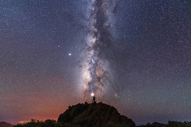 Creative Highlights Symbolbilder Ein junger Mann mit einer Taschenlampe unterhalb der wunderschönen Milchstraße der Caldera de Taburiente in der Nähe des Roque de los Muchahos auf der Insel La Palma, Kanarische Inseln. Spanien, Astrofotografie *** a Youngster Man with a Flashlight under the wonderful Milky Way the Caldera de Taburiente in the Proximity of Roque de Los Muchahos at the Island La Palma, Canary Islands Islands Spain, Astrophotography Copyright: imageBROKER/UnaixHuizi ibxuhu09737607.jpg ,model released, Symbolfoto ,property released