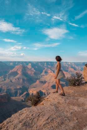 Creative Highlights Symbolbilder Ein Mädchen in schwarzweißem Kleid bei Sonnenuntergang am Mojave Point des Grand Canyon. Arizona *** a Girls in black and white Dress at Sunset on Mojave Point of Grand Canyon Arizona Copyright: imageBROKER/UnaixHuizi ibxuhu09741148.jpg ,model released, Symbolfoto ,property released