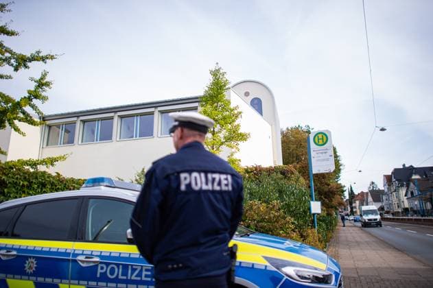 18.10.2023 - Hendrik Wüst besucht die jüdische Gemeinde in Bielefeld: Bei einem von vier Terminen von NRW-Ministerpräsident (CDU) in Ostwestfalen-Lippe sichert die Polizei die Synagoge. , *** 18 10 2023 Hendrik Wüst visits Jewish community in Bielefeld During one of four appointments of NRW Minister President CDU in East Westphalia Lippe, police secure the synagogue ,