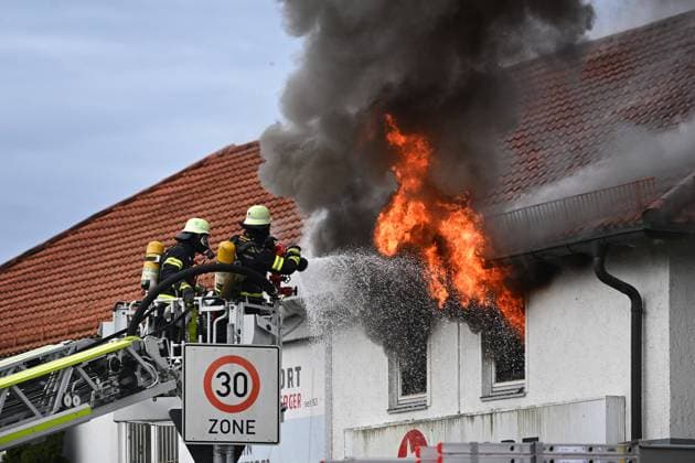 Feuerwehr und Notarzt, Symbolfotos Wohnungsbrand in Muenchen Trudering am 19.10.2023. Feuerwehreinsatz nach einem Ausbruch von einem Wohnungsbrand in der ertsen Etage eines Wohn -und Geschaeftshauses in der Wasserburger Landstrasse in Muenchen Trudering. *** Apartment fire in Munich Trudering on 19 10 2023 Firefighting operation after an outbreak of an apartment fire on the first floor of a residential and commercial building in Wasserburger Landstrasse in Munich Trudering