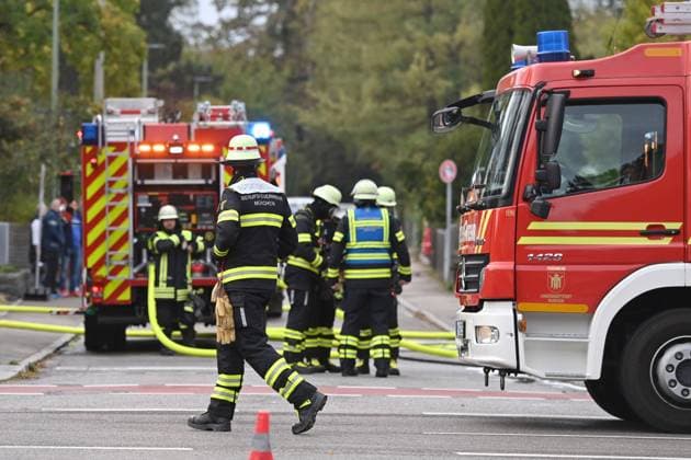 Feuerwehr und Notarzt, Symbolfotos Wohnungsbrand in Muenchen Trudering am 19.10.2023. Feuerwehreinsatz nach einem Ausbruch von einem Wohnungsbrand in der ertsen Etage eines Wohn -und Geschaeftshauses in der Wasserburger Landstrasse in Muenchen Trudering. *** Apartment fire in Munich Trudering on 19 10 2023 Firefighting operation after an outbreak of an apartment fire on the first floor of a residential and commercial building in Wasserburger Landstrasse in Munich Trudering