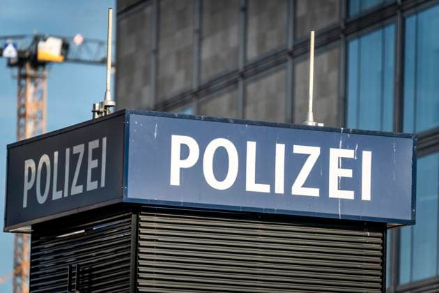 Schild Polizei Wache am Alexanderplatz, Berlin-Mitte Schild Polizei Wache am Alexanderplatz, Berlin-Mitte *** Sign police station at Alexanderplatz, Berlin Mitte Sign police station at Alexanderplatz, Berlin Mitte