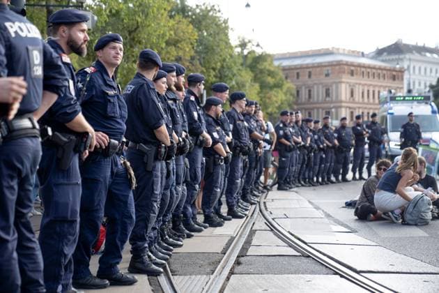 Wien, OÌˆsterreich. 15. September 2023. Mitglieder der Letzten Generation werden von der Polizei verhaftet, bei der Fridays for Future Demonstration unter dem Motto Zukunft für alle - jetzt handeln! in der Wiener Innenstadt. *** Vienna, OÌˆsterreich 15 September 2023 Members the last Generation become from the Police arrested at the Fridays for Future Demonstration at the Motto Future for all Now Action in the Wiener City centre