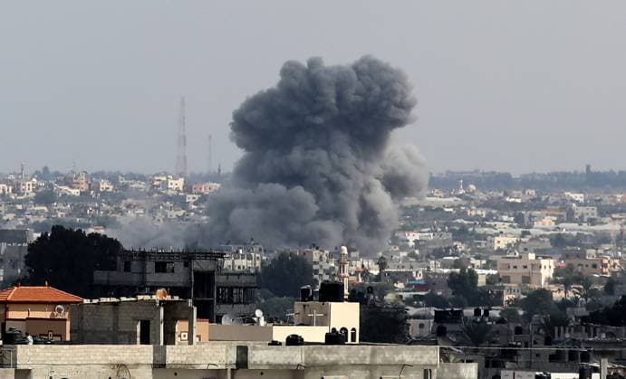 Bilder des Jahres 2023, News 10 Oktober News Themen der Woche KW42 News Bilder des Tages A smoke plume erupts during Israeli bombardment in Rafah in the southern of Gaza Strip, on Thursday October 19, 2023..  GAZ2023101924 IsmaelxMohamad