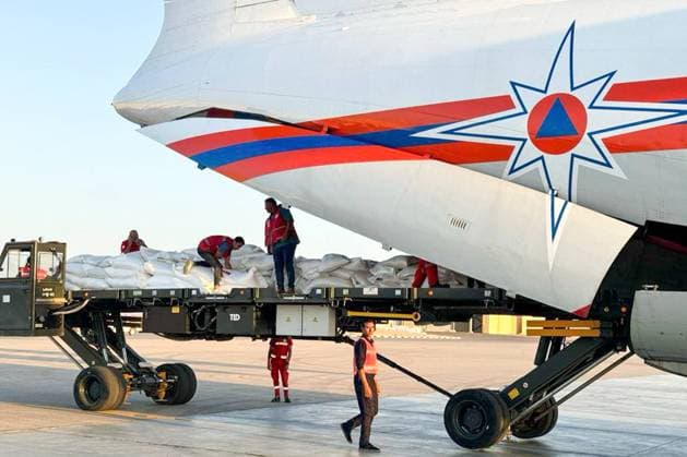 Nahostkonflikt, HilfsgÃ¼ter aus Russland Ã¼ber Ã„gypten auf dem Weg nach Gaza EGYPT - OCTOBER 19, 2023: Airport personnel unload humanitarian aid from an Ilyushin Il-76 strategic airlifter of the Russian Emergency Situations Ministry for the Egyptian Red Crescent Society to pass it further on to the Gaza Strip. Russia Emergencies Ministry TASS  63527059
