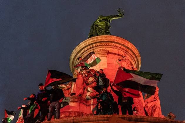 Bilder des Jahres 2023, News 10 Oktober News Themen der Woche KW42 News Bilder des Tages Frankreich, Pro-Palästina-Kundgebung in Paris October 19, 2023, Saint Ouen, Paris, France: A pro-Palestinian demonstration took place at Place de la Ro publique in Paris. Several thousand people gathered on the square. The demonstration was organized by the Capjpo-Europalestine association and by the new Anti-Capitalist Party. Saint Ouen France - ZUMAs287 20231019_zip_s287_011 Copyright: xSadakxSouicix