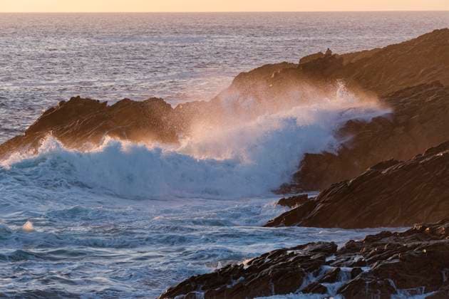 Creative Highlights World Abendstimmung an der Cote Sauvage. Die Wilde Küste ist eine Felsenküste im Westen der Halbinsel Quiberon in der Bretagne. Kerne, Quiberon, Morbihan, Frankreich, Europa *** Abendstimmung to the Cote Sauvage the wild Coast is a Rocky coast at West the Peninsula Quiberon in the Brittany Cores, Quiberon, Morbihan, France, Europe Copyright: imageBROKER/MarkusxBeck iblmbk09738491.jpg