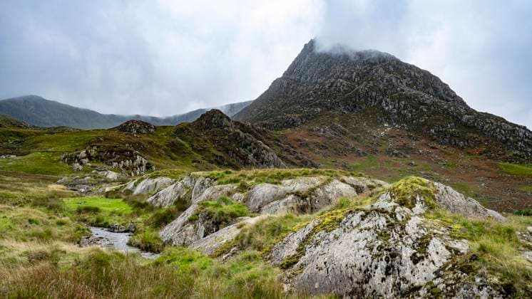 Creative Highlights World Typische Landschaft mit Bergen hinter Wolken im Spätsommer, Snowdonia Nationalpark, Wales, Großbritannien, Europa *** typical Landscape with Bergen behind Clouds at Late summer, Snowdonia National Park, Wales, Great Britain, Europe Copyright: imageBROKER/SonjaxJordan ibxjor09747025.jpg