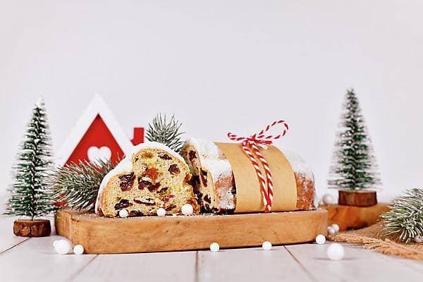  Aufgeschnittener deutscher Stollen, ein Früchtebrot mit Nüssen, Gewürzen und getrockneten Früchten mit Puderzucker, das traditionell zur Weihnachtszeit serviert wird *** aufgeschnittener German Studs, a Fruit bread with Nuts, Spices and dried Fruit with Powdered sugar, the traditional to Christmas time served will Copyright: imageBROKER/Firn ibxmob09742389.jpg