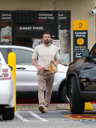 Entertainment Themen der Woche KW42 Entertainment Bilder des Tages Ben Affleck and Jennifer Lopez run errands. Featuring: Ben Affleck Where: Los Angeles, California, United States When: 19 Oct 2023 Credit: BauerGriffin INSTARimages EDITORIAL USE ONLY. NOT FOR USE BY NEWSPAPERS BASED IN THE UK. Copyright: xthecelebrityfinderx 53138183