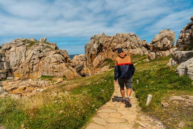 Creative Highlights Symbolbilder Ein junger Tourist auf den Wanderwegen von Le Gouffre de Plougrescant, Cote de Granit Rose, Cotes d Armor, Bretagne, Frankreich, Europa *** a Youngster Tourist at the Hiking trails from Le Gouffre de Plougrescant, Cote de Granite Rose, Cotes D Armor, Brittany, France, Europe Copyright: imageBROKER/UnaixHuizi ibxuhu09734828.jpg ,model released, Symbolfoto ,property released