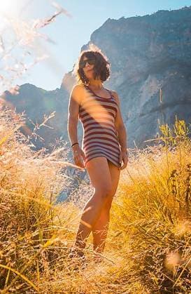 Creative Highlights Symbolbilder Eine Touristin im Yosemite Tal. Kalifornien, Vereinigte Staaten *** a Tourist at Yosemite Valley California, United States Copyright: imageBROKER/UnaixHuizi ibxuhu09742457.jpg ,model released, Symbolfoto ,property released