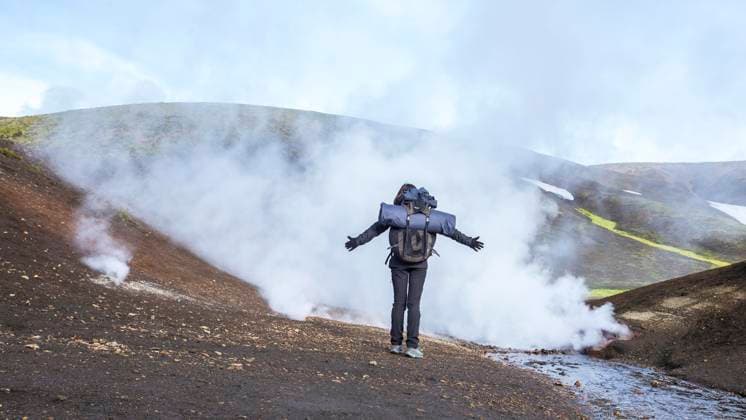 Creative Highlights Symbolbilder Frau in einem Becken mit kochendem Wasser auf der 54 km langen Wanderung von Landmannalaugar, Island, Europa *** Woman in a Basins with cooking Water at the 54 km long Hike from Landmannalaugar, Iceland, Europe Copyright: imageBROKER/UnaixHuizi ibxuhu09742761.jpg ,model released, Symbolfoto ,property released