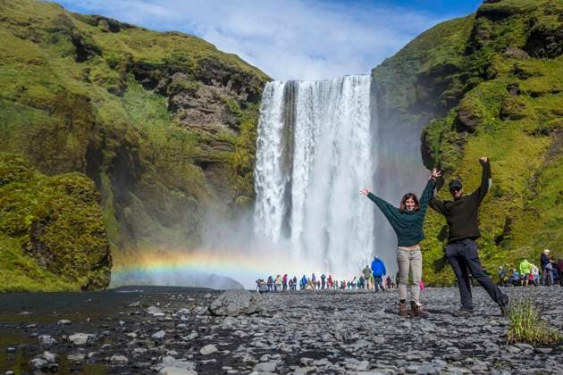 Creative Highlights Symbolbilder Ein Paar am berühmten Wasserfall, der täglich von Hunderten von Touristen besucht wird, Foto vom Fluss aus *** a pair on famous Waterfall, the daily from Hundreds from Tourists visits will, Photo from River from Copyright: imageBROKER/UnaixHuizi ibxuhu09743156.jpg ,model released, Symbolfoto ,property released