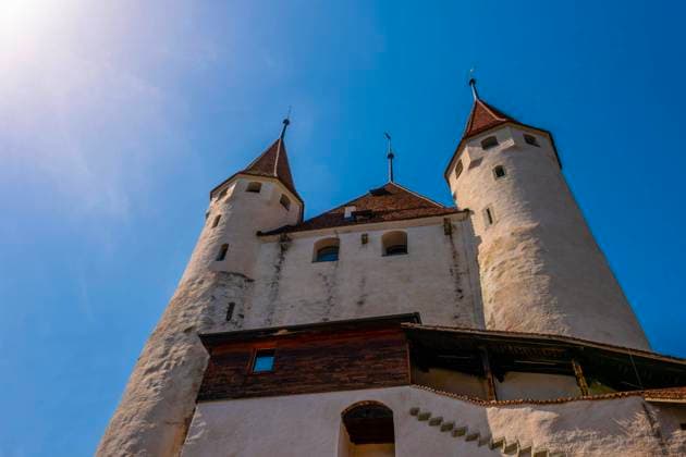 Stadt Thun mit Schloss und Sonnenlicht und blauem klaren Himmel im Berner Oberland, Kanton Bern, Schweiz, Europa *** City Thun with Castle and Sunlight and blue clear Sky at Berner Oberland, Canton Bern, Switzerland, Europe Copyright: imageBROKER MatsxSilvan. ibxvxo09746743.jpg