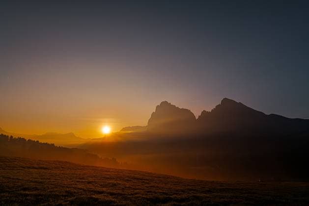 09.09.2023, xovx, Reise, Natur, Sonnenaufgang auf der Seiser Alm Südtirol (Italien) Sonnenaufgang auf der Seiser Alm Südtirol Dolomiten (Italien) mit Blick auf den Langkofel und den Plattkofel. Compatsch Seiser Alm Trentino Südtirol Italien (ITA) *** 09 09 2023, xovx, travel, nature, sunrise on the Alpe di Siusi South Tyrol Italy sunrise on the Alpe di Siusi South Tyrol Dolomites Italy with view on the Sassolungo and the Sassopiatto Compatsch Alpe di Siusi Trentino South Tyrol Italy ITA