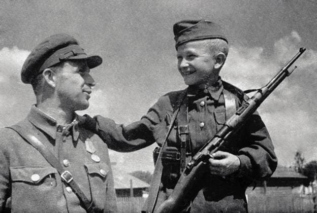 SCOUT 67402 01.08.1944 Scout A. Ovechkin (left) with his 13-year old son Nikolai. Alexander Fridlyansky Sputnik Belarus  Copyright: xAlexanderxFridlyanskyx