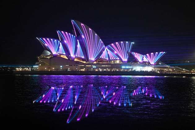 Bilder des Jahres 2023, News 10 Oktober News Themen der Woche KW42 News Bilder des Tages SYDNEY OPERA HOUSE 50TH ANNIVERSARY, Laser beams are projected as part of an audio-visual laser show to celebrate the 50th anniversary of the Sydney Opera House in Sydney, Friday, October 20, 2023. The Sydney Opera House marks its 50th anniversary as high-powered laser beams fill the night sky - dancing along the architecture in a celebratory fashion. ( NO ARCHIVING, EDITORIAL USE ONLY, NO USE IN BOOKS WITHOUT CONSENT SYDNEY NSW AUSTRALIA  Copyright: xDANxHIMBRECHTSx 20231020001854431550