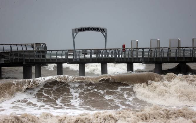 Bilder des Jahres 2023, News 10 Oktober News Themen der Woche KW42 News Bilder des Tages Reisen, Tourismus, urlaub, Ferien, Ostsee, Luebecker Bucht, Wetter, Hochwasser Impressionen Sturmflut, Hochwasser in Niendorf, Blick auf die Seebruecke Timmendorfer Strand *** Travel, tourism, vacation, vacations, Baltic Sea, Luebecker Bucht, weather, high tide impressions storm surge, high tide in Niendorf, view of the sea bridge Timmendorfer Strand
