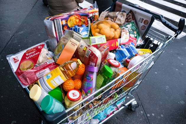 Düsseldorf 20.10.2023 Wocheneinkauf Inflation Preissteigerungen Hartz 4 IV Satz voller Warenkorb Lebensmittelpreise Supermarkt Discounter Einkaufskorb Einkaufen Bürgergeld Grundeinkommen Einkaufswagen Grundversorgung Kaufland Großfamilie Lebenshaltungskosten Düsseldorf Nordrhein-Westfalen Deutschland *** Düsseldorf 20 10 2023 weekly shopping inflation price increases Hartz 4 IV rate full shopping cart food prices supermarket discounter shopping basket shopping citizen money basic income shopping cart basic supply Kaufland large family cost of living Düsseldorf North Rhine Westphalia Germany