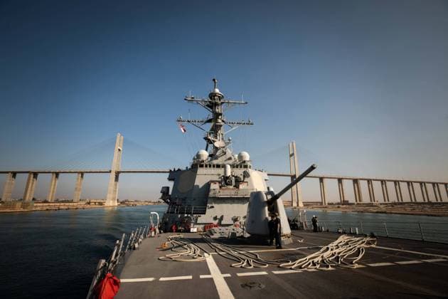 October 18, 2023, Suez Canal, Egypt: The U.S. Navy Arleigh-burke class guided-missile destroyer USS Carney transits the Suez Canal, October 18, 2023 in Egypt. The Carney later intercepted attack missiles fired by Houthi rebels from Yemen. Suez Canal Egypt - ZUMAp138 20231018_zaa_p138_018 Copyright: xMc2xAaronxLau Planetpixx