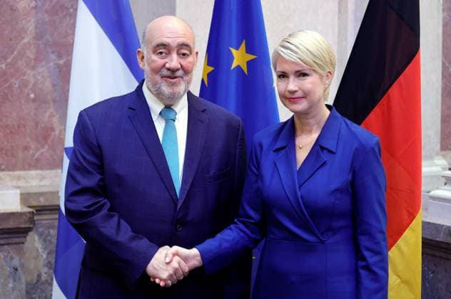 News Themen der Woche KW42 News Bilder des Tages Botschafter Israels, Ron Prosor, Manuela Schwesig, neue Bundesratspräsidentin, Deutschland, Berlin, Bundesrat, 1037. Sitzung am 20.10.2023 *** Ambassador of Israel, Ron Prosor, Manuela Schwesig, new president of Bundesrat, Germany, Berlin, Bundesrat, 1037 session on 20 10 2023