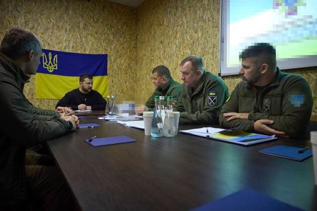 News Bilder des Tages Ukraine-Konflikt, Wolodymyr Selenskyj besucht Cherson October 20, 2023, Kherson, Kherson Oblast, Ukraine: Ukrainian President Volodymyr Zelenskyy listens to a briefing by Armed Forces Commander-in-Chief Gen. Valerii Zaluzhnyi, 3rd right, during a visit to the frontlines, October 20, 2023 in Kherson Oblast, Ukraine. Kherson Ukraine - ZUMAp138 20231020_zaa_p138_041 Copyright: xPoolx UkrainianxPresidentiax