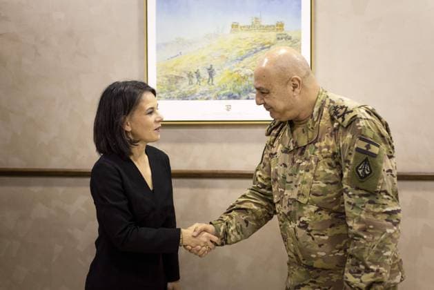 News Themen der Woche KW42 News Bilder des Tages Annalena Baerbock (Buendnis 90 Die Gruenen), Bundesaussenministerin, aufgenommen im Rahmen eines Gespraechs mit Joseph Aoun, Oberbefehlshaber der Libanesischen Streitkraefte, in Beirut, 20.10.2023. Beirut Libanon *** Annalena Baerbock Buendnis 90 Die Gruenen , German Foreign Minister, recorded during a meeting with Joseph Aoun, Commander-in-Chief of the Lebanese Armed Forces, in Beirut, 20 10 2023 Beirut Lebanon Copyright: xKiraxHofmannx