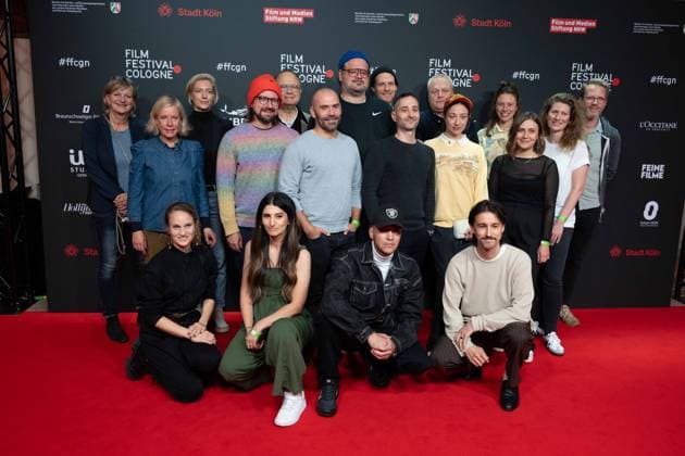 Entertainment Themen der Woche KW42 Entertainment Bilder des Tages Dennis MOSCHITTO, Regisseur, Darsteller, Daniel Rakete SIEGEL, Regisseur, und das Filmteam, Roter Teppich, Red Carpet Show, Ankunft, arrival, Fotocall fuer den Film SCHOCK auf dem Film Festival Cologne 2023 in Koeln, 20.10.2023. *** Dennis MOSCHITTO, director, actor, Daniel Rakete SIEGEL, director, and the film team, red carpet, red carpet show, arrival, arrival, photocall for the film SCHOCK at the Film Festival Cologne 2023 in Cologne, 20 10 2023.
