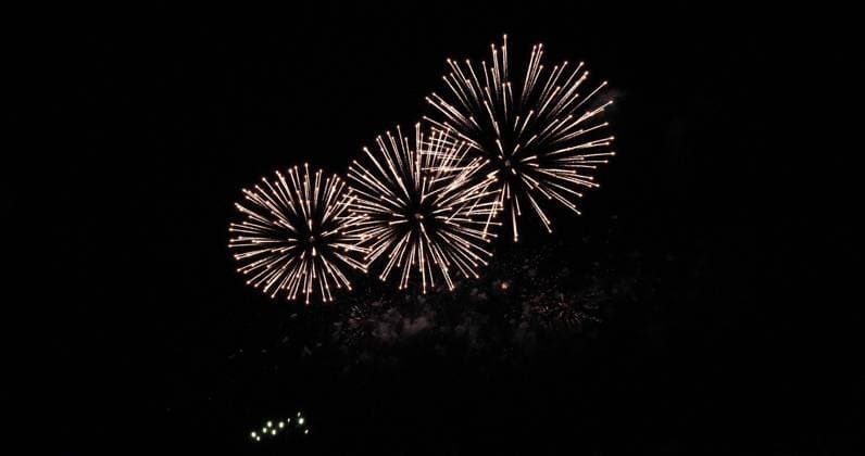 Feuerwerk in Deauville in der Normandie *** Fireworks in Deauville in the Normandy Copyright: imageBROKER LaczxGerard ibxlag09734749.jpg