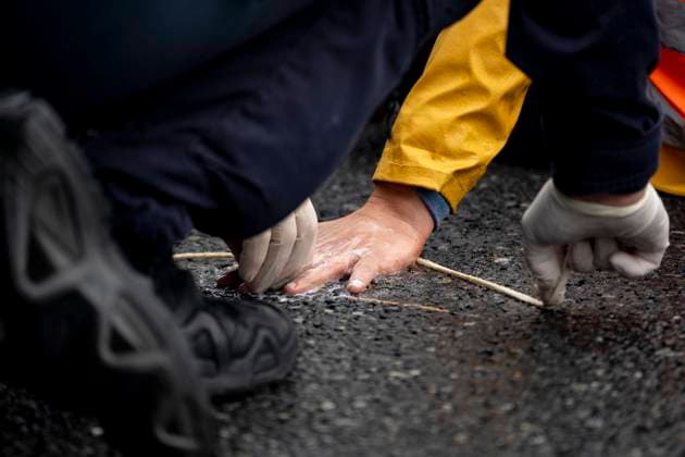 St. Pölten, Österreich. 29 August 2023. Klimaaktivisten der Letzte Generation Österreich an der Straße angeklebt, sie blockieren die A1 Autobahn von Wien nach Salzburg. *** St Pölten, Austria 29 August 2023 Climate activists the last Generation Austria to the Street glued on, you block the A1 Motorway from Vienna to Salzburg