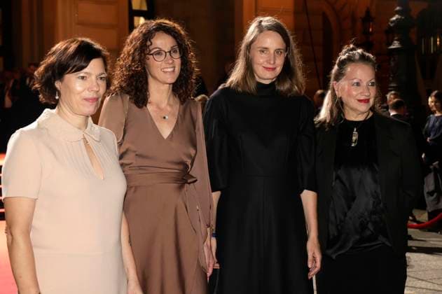 Angela Dorn und Bettina Blümner mit Gästen bei der 34. Verleihung des Hessischen Film- und Kinopreises 2023 in der Alten Oper. Frankfurt, 20.10.2023