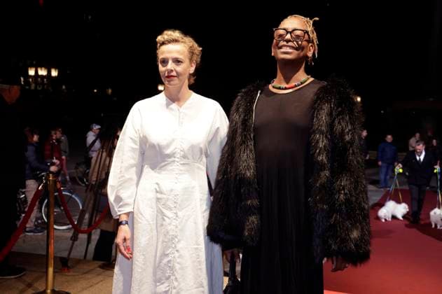 Patrycia Ziolkowska mit Begleitung bei der 34. Verleihung des Hessischen Film- und Kinopreises 2023 in der Alten Oper. Frankfurt, 20.10.2023