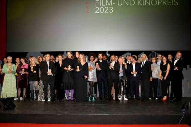 Die Preisträger und Laudatoren bei der 34. Verleihung des Hessischen Film- und Kinopreises 2023 in der Alten Oper. Frankfurt, 20.10.2023
