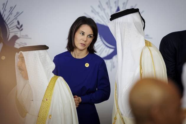 Bilder des Jahres 2023, News 10 Oktober News Themen der Woche KW42 News Bilder des Tages Annalena Baerbock (Buendnis 90 Die Gruenen), Bundesaussenministerin, und Tamim bin Hamad Al Thani, Emir von Katar, aufgenommen im Rahmen des Cairo Summit for Peace in Kairo, 21.10.2023. Kairo Aegypten *** Annalena Baerbock Buendnis 90 Die Gruenen , German Foreign Minister, and Tamim bin Hamad Al Thani, Emir of Qatar, photographed at the Cairo Summit for Peace in Cairo, 21 10 2023 Cairo Egypt Copyright: xKiraxHofmannx