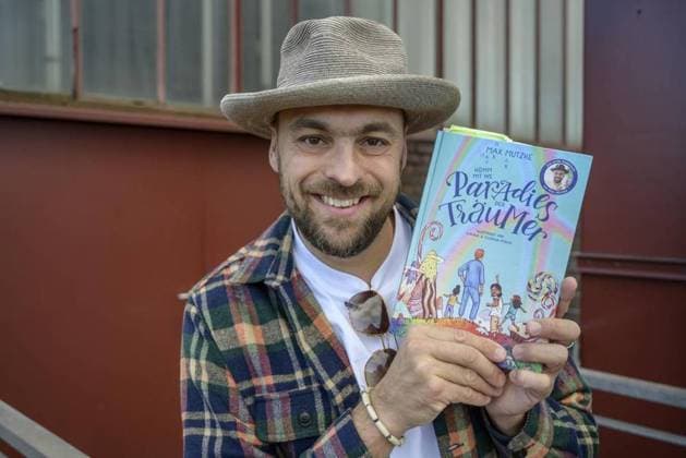 Essen: Max Mutzke auf der Lit.Ruhr *** NUR FÜR REDAKTIONELLE ZWECKE *** EDITORIAL USE ONLY ***<p>Der vierfache Vater Max Mutzke mit seinem ersten Kinderbuch am Samstag, den 21. Oktober 2023, bei einer Lesung im Rahmen der Lit.Ruhr auf Zeche Zollverein in Essen. Deutschland NRW Essen Copyright: UwexErnst *** Essen Max Mutzke at the Lit Ruhr FOR EDITORIAL PURPOSES ONLY EDITORIAL USE ONLY p The father of four Max Mutzke with his first childrens book on Saturday, October 21, 2023, at a reading as part of the Lit Ruhr at Zeche Zollverein in Essen Germany NRW Essen Copyright UwexErnst Copyright: UwexErnst doc7shgk6e81wmwii3416y ,EDITORIAL USE ONLY
