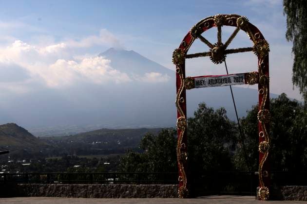 News Bilder des Tages Monumental catrinas receive the Day of the Dead festivity in Atlixco, Mexico October 20, 2023, State of Puebla, Mexico: The Popocatepetl volcano seen from the municipality of Atlixco in the state of Puebla. on October 20, 2023 in State of Puebla, Mexico (Photo by Luis Barron Eyepix Group). Copyright: xLuisxBarronx xEyepixxGroupx LB_20231020_CATRINAS34