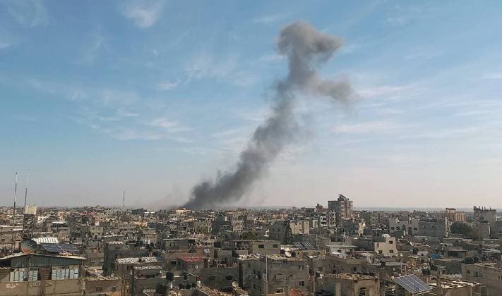 News Themen der Woche KW42 News Bilder des Tages A smoke plume erupts during Israeli bombardment in Rafah in the southern of Gaza Strip, on Saturday, October 21, 2023. 20 trucks carrying humanitarian aid entered the war-torn and besieged Gaza Strip on October 21 through the Rafah border crossing with Egypt.  GAZ2023102127 IsmaelxMohamad