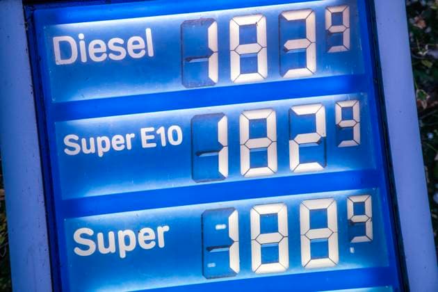 Benzinpreise an einer Aral Tankstelle, München, Oktober 2023 Deutschland, München, Oktober 2023, Aral Tankstelle, Preisanzeige, Kraftstoffpreise gestiegen, Benzinpreise, Spritpreise, Ölpreise, *** Gasoline prices at an Aral gas station, Munich, October 2023 Germany, Munich, October 2023, Aral gas station, price display, fuel prices increased, gasoline prices, fuel prices, oil prices,