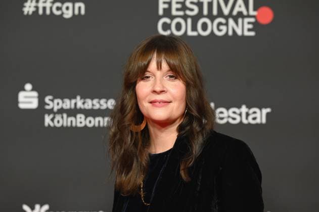 Die Preisträgerin des Manfred Stelzer Preis der in diesem Jahr an die Regisseurin Sonja Heiss für WANN WIRD ES ENDLICH WIEDER, SO WIE ES NIE WAR geht beim 33. Film Festival Cologne, FFCGN in den Kölner Filmpalast
