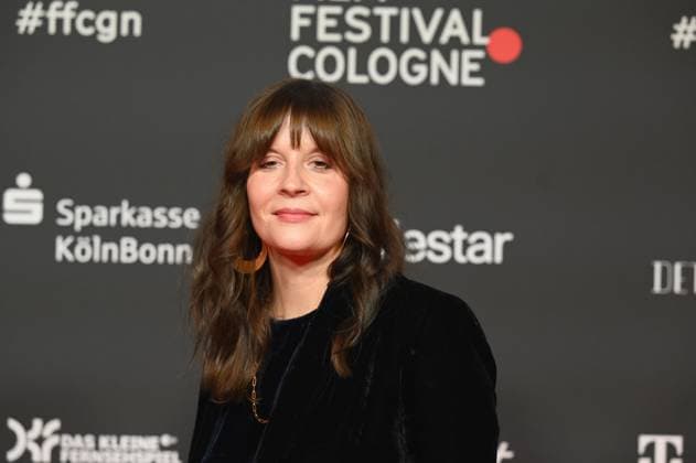 Die Preisträgerin des Manfred Stelzer Preis der in diesem Jahr an die Regisseurin Sonja Heiss für WANN WIRD ES ENDLICH WIEDER, SO WIE ES NIE WAR geht beim 33. Film Festival Cologne, FFCGN in den Kölner Filmpalast