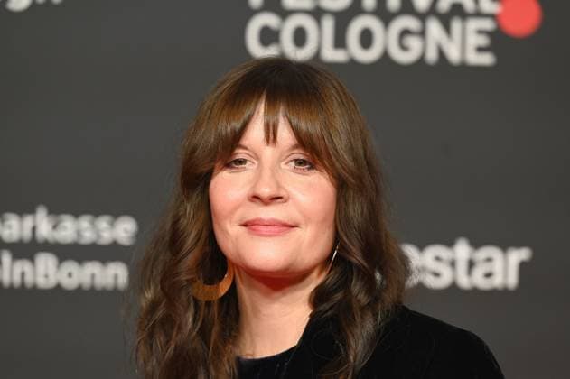 Die Preisträgerin des Manfred Stelzer Preis der in diesem Jahr an die Regisseurin Sonja Heiss für WANN WIRD ES ENDLICH WIEDER, SO WIE ES NIE WAR geht beim 33. Film Festival Cologne, FFCGN in den Kölner Filmpalast