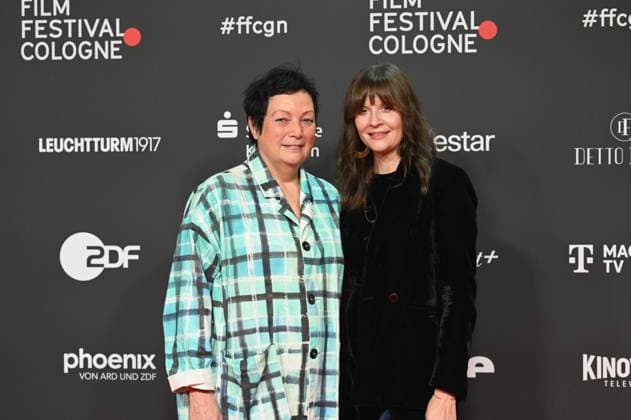 Die Festivalleiterin Martina Richter die Preisträgerin Sonja Heiss , l-r, des Manfred Stelzer Preis der in diesem Jahr an die Regisseurin Sonja Heiss für WANN WIRD ES ENDLICH WIEDER, SO WIE ES NIE WAR geht beim 33. Film Festival Cologne, FFCGN in den Kölner Filmpalast