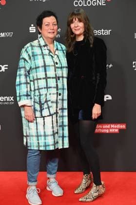 Die Festivalleiterin Martina Richter die Preisträgerin Sonja Heiss , l-r, des Manfred Stelzer Preis der in diesem Jahr an die Regisseurin Sonja Heiss für WANN WIRD ES ENDLICH WIEDER, SO WIE ES NIE WAR geht beim 33. Film Festival Cologne, FFCGN in den Kölner Filmpalast