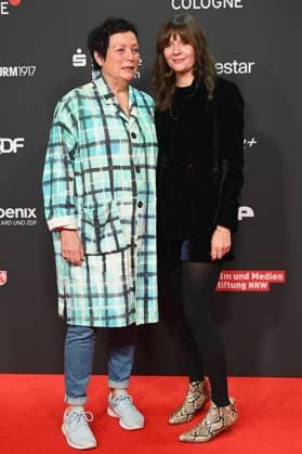 Die Festivalleiterin Martina Richter die Preisträgerin Sonja Heiss , l-r, des Manfred Stelzer Preis der in diesem Jahr an die Regisseurin Sonja Heiss für WANN WIRD ES ENDLICH WIEDER, SO WIE ES NIE WAR geht beim 33. Film Festival Cologne, FFCGN in den Kölner Filmpalast
