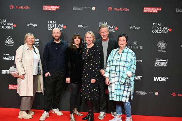 Die Jury und die Preisträgerin des Manfred Stelzer Preis , 3.v.l., der in diesem Jahr an die Regisseurin Sonja Heiss für WANN WIRD ES ENDLICH WIEDER, SO WIE ES NIE WAR geht beim 33. Film Festival Cologne, FFCGN in den Kölner Filmpalast