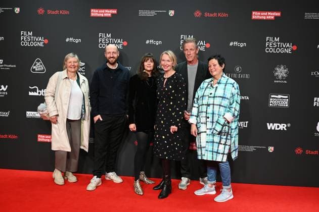 Die Jury und die Preisträgerin des Manfred Stelzer Preis , 3.v.l., der in diesem Jahr an die Regisseurin Sonja Heiss für WANN WIRD ES ENDLICH WIEDER, SO WIE ES NIE WAR geht beim 33. Film Festival Cologne, FFCGN in den Kölner Filmpalast