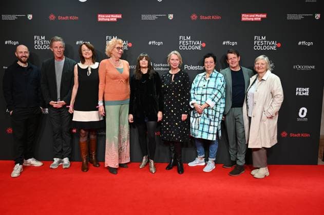 Die Jury und die Preisträgerin des Manfred Stelzer Preis der in diesem Jahr an die Regisseurin Sonja Heiss für WANN WIRD ES ENDLICH WIEDER, SO WIE ES NIE WAR geht beim 33. Film Festival Cologne, FFCGN in den Kölner Filmpalast